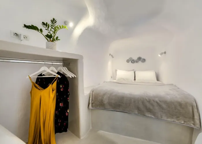 Villa Antrum Cave Imerovigli (Santorini)